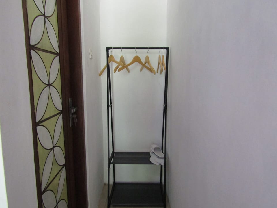Standard Fan Room | Minibar, desk