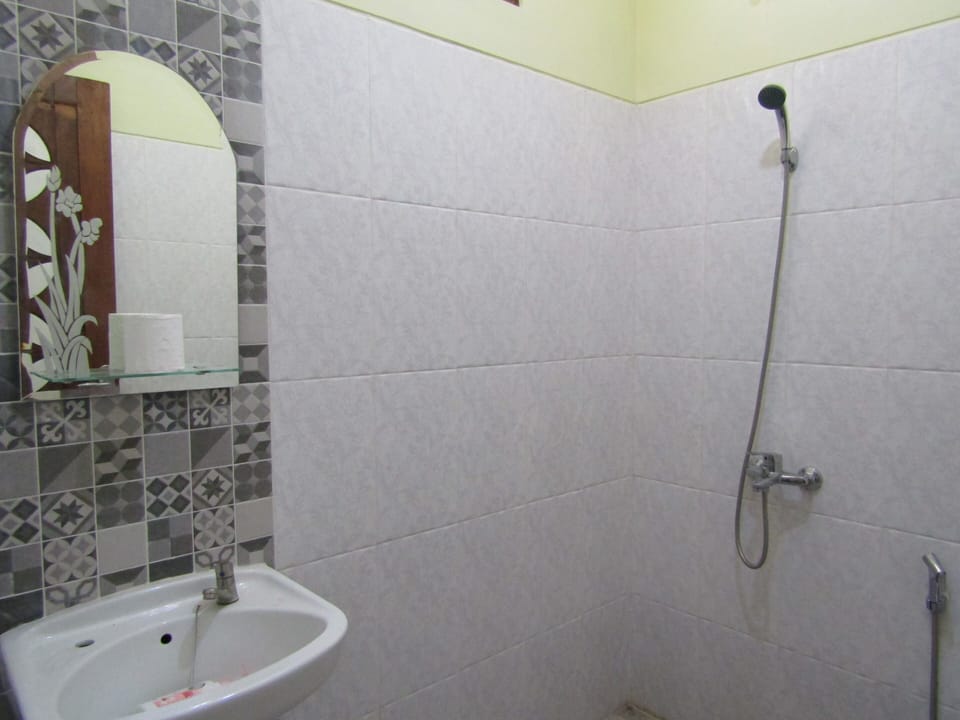 Superior Room | Bathroom | Shower, free toiletries, slippers, towels