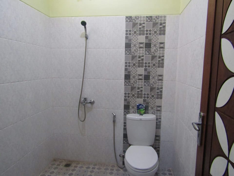 Superior Room | Bathroom | Shower, free toiletries, slippers, towels