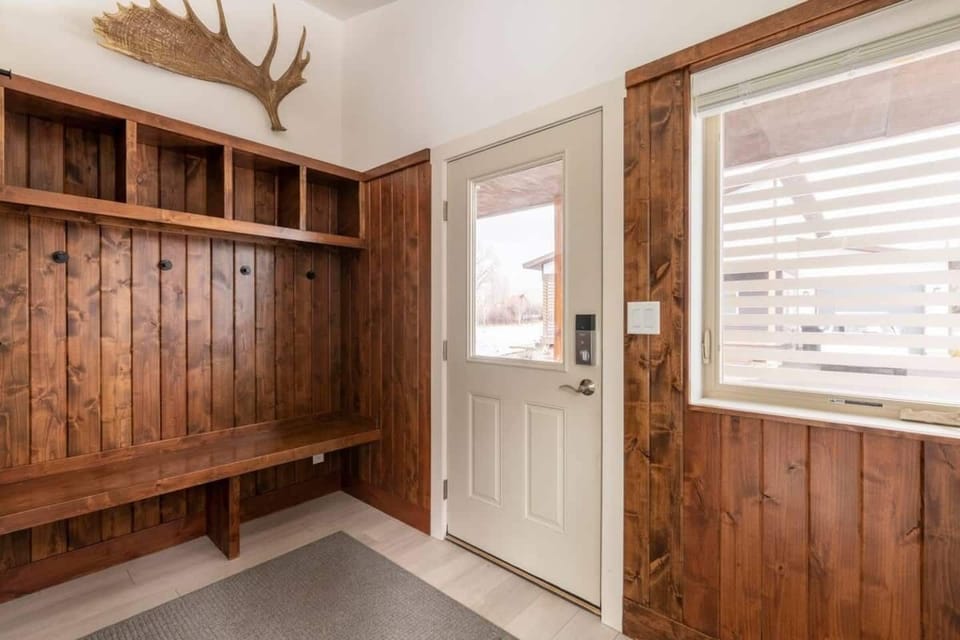 Store your coats, shoes, or other gear using the hooks and cubbies near the front door.