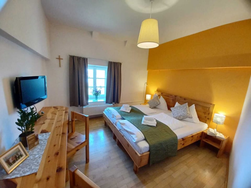 Hypo-allergenic bedding, desk, free WiFi, bed sheets