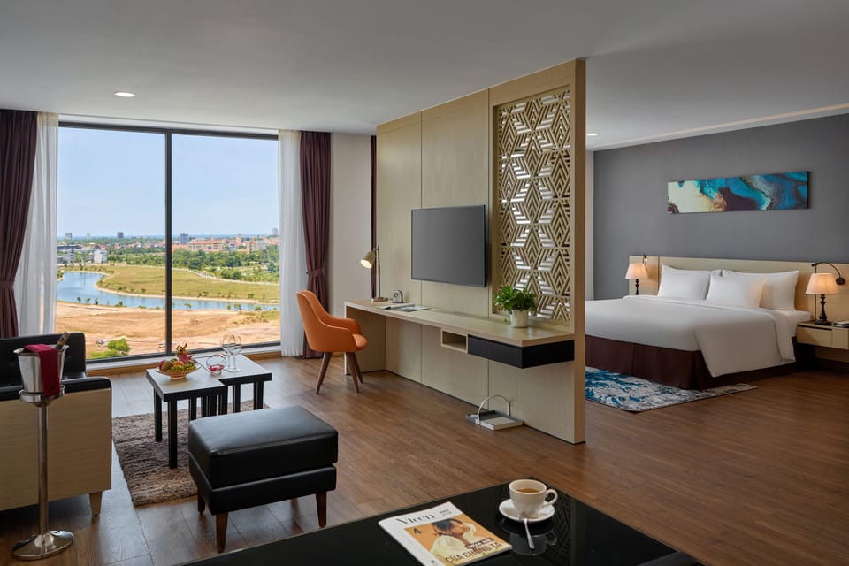 Royal Suite | Minibar, in-room safe, desk, blackout drapes