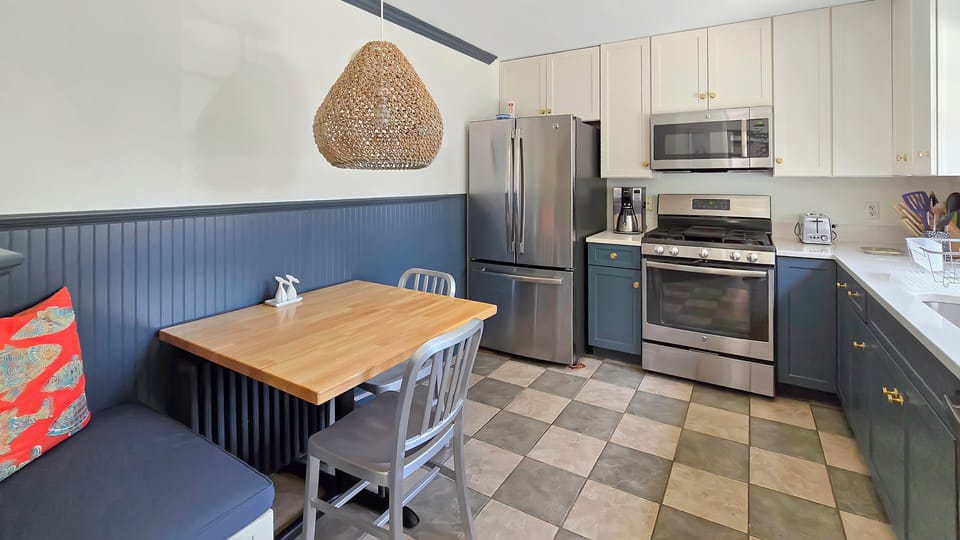 Eat-in kitchen with stainless appliances