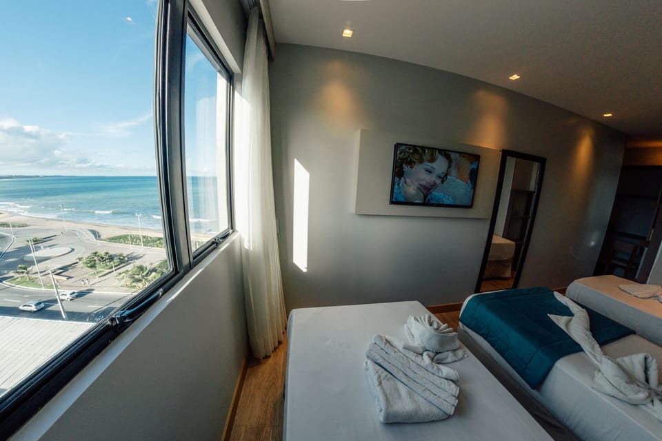 Luxo Lateral Mar Triplo | Minibar, in-room safe, individually decorated, desk