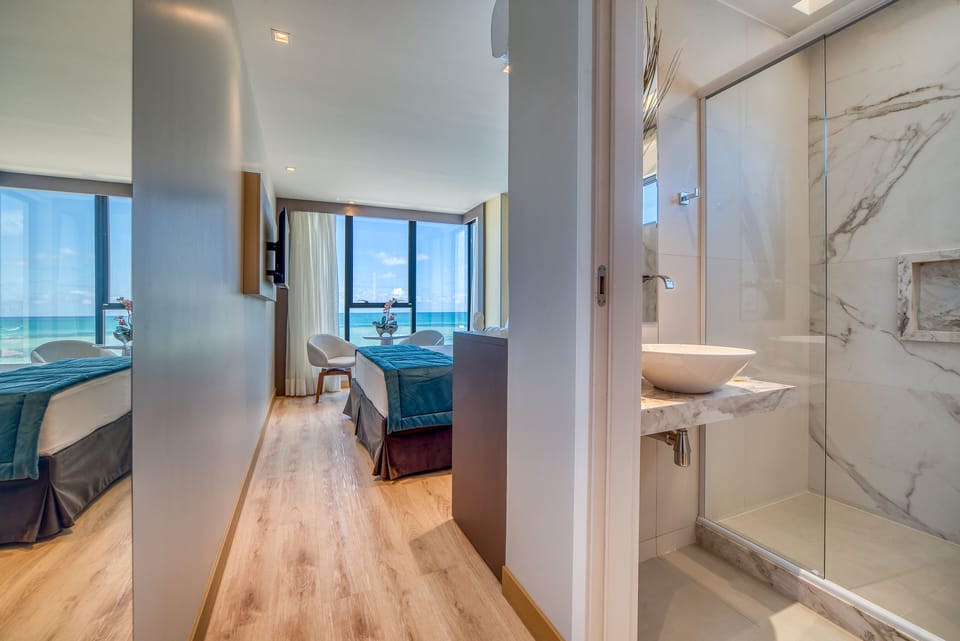 Premium Frente Mar | Minibar, in-room safe, individually decorated, desk