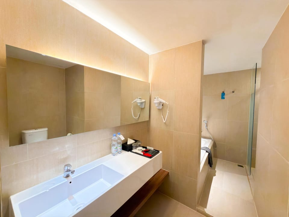 Junior Suite, 1 King Bed | Bathroom | Free toiletries, hair dryer, bathrobes, slippers