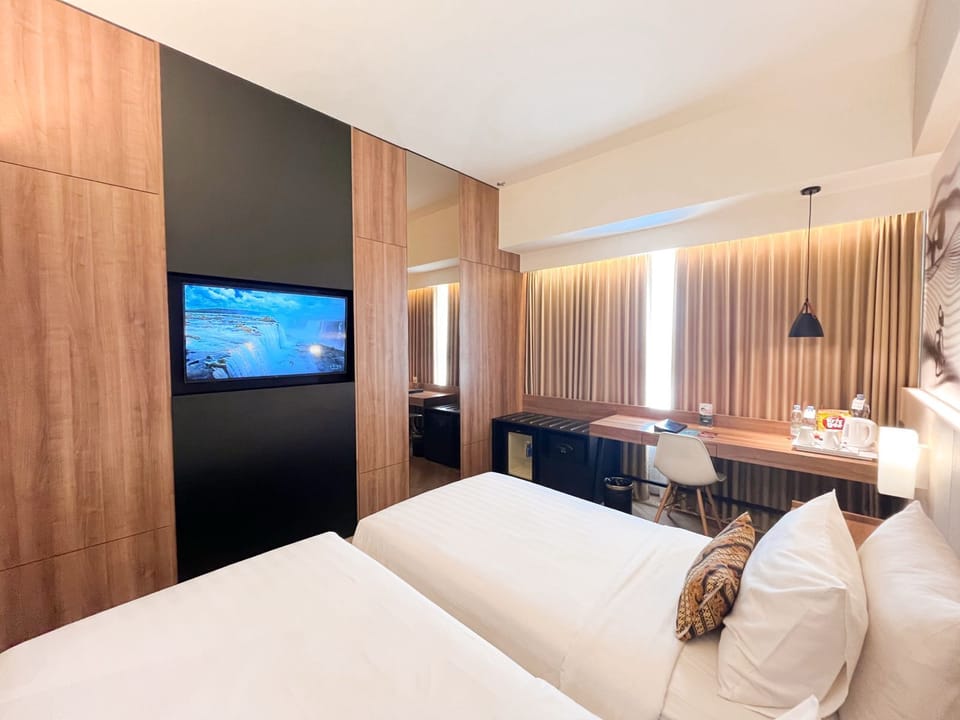 Deluxe Twin Room, 2 Twin Beds | Premium bedding, minibar, in-room safe, desk