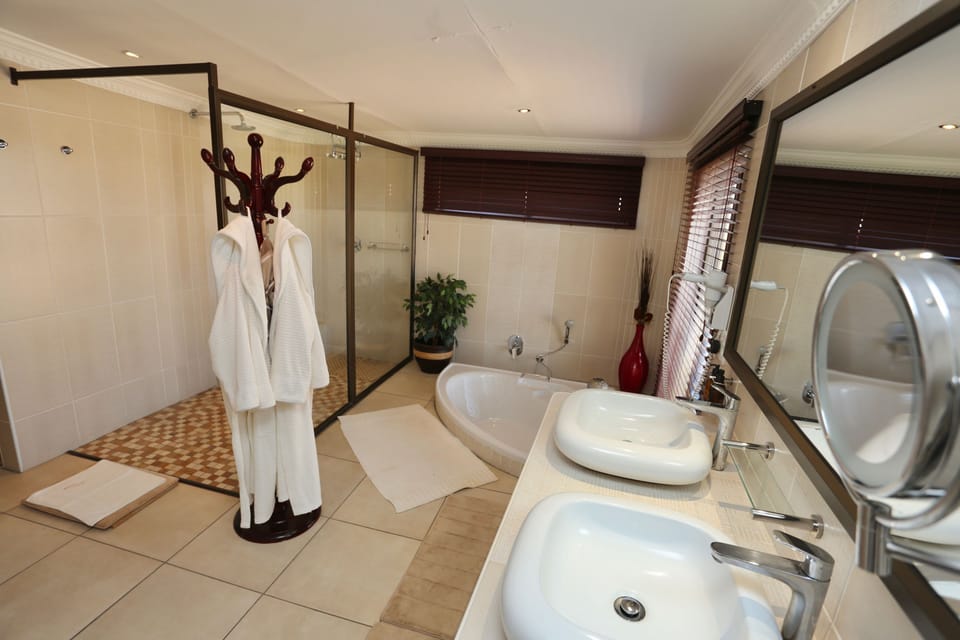 Executive Villa | In-room safe, laptop workspace, WiFi (free), individually decorated