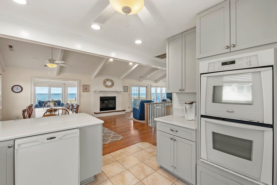 DU912: Chez la Mer | Top Level Kitchen