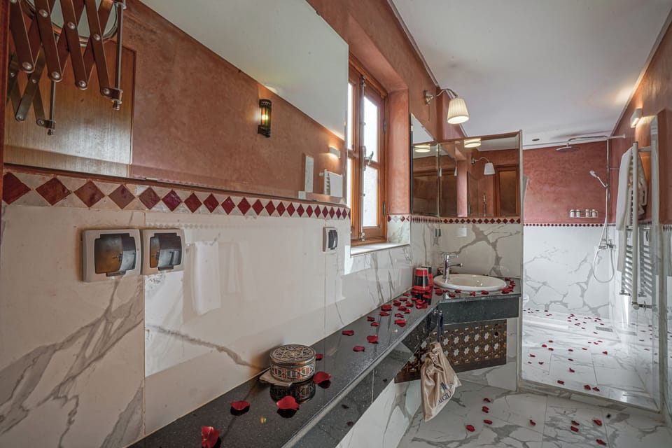 Suite | Bathroom | Combined shower/tub, rainfall showerhead, free toiletries, hair dryer