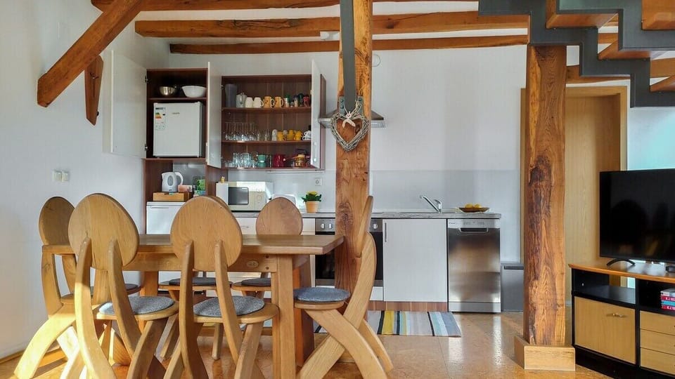 Duplex Gallery living area with dining area with traditional furnishings, fully equipped kitchen and corner with Smart TV (free Netflix and SAT TV)