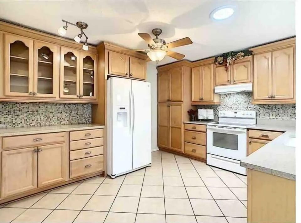 large kitchen, fully equipped