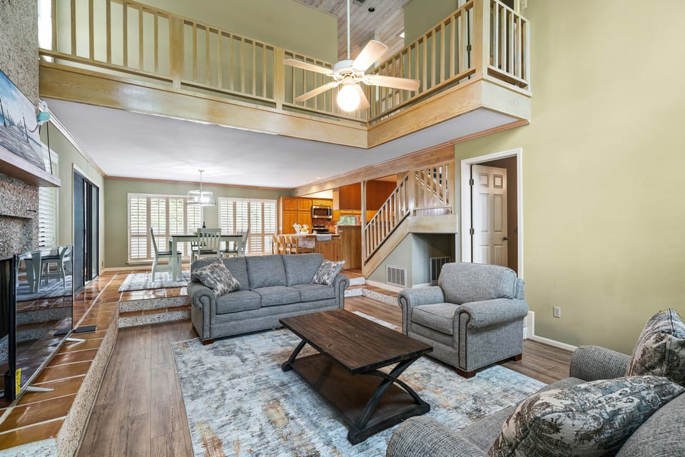 Living Room with high ceiling