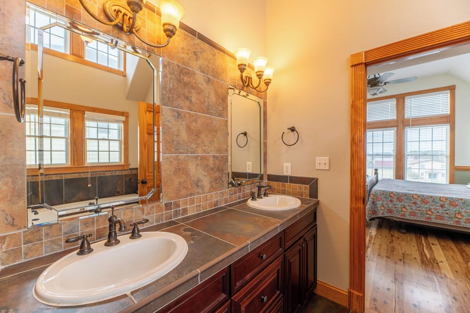 Upper Level En-Suite