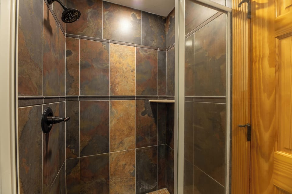 Upper Level En-Suite