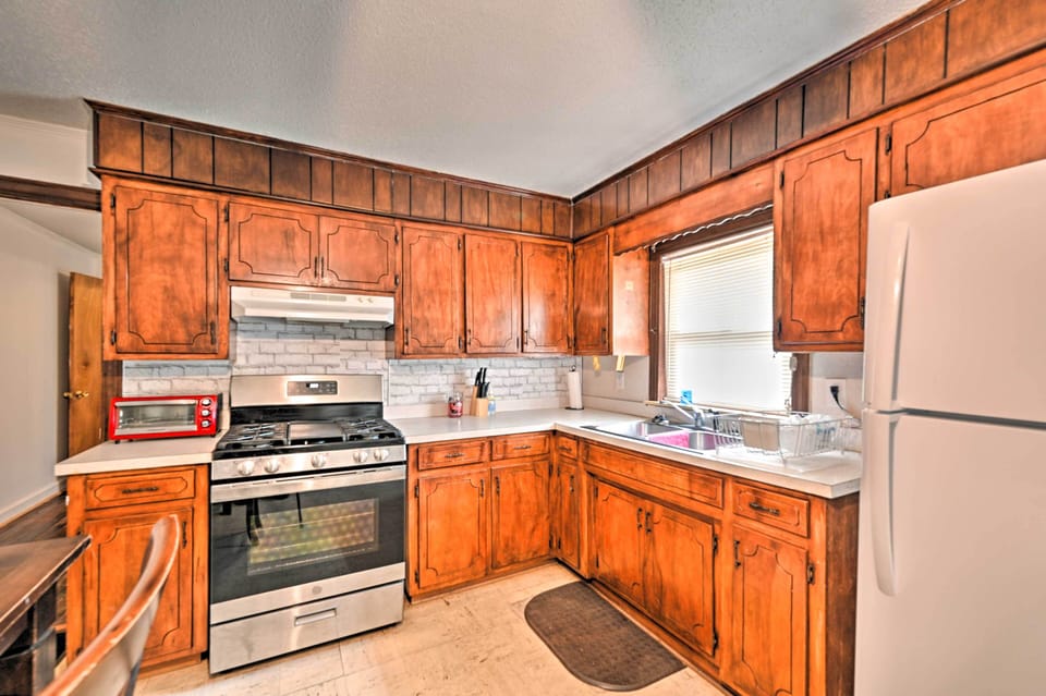 Well-equipped Kitchen | Blender | Crock-Pot