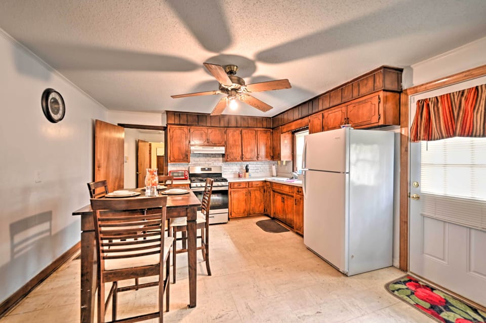 Well-equipped Kitchen | High-top Dining Table