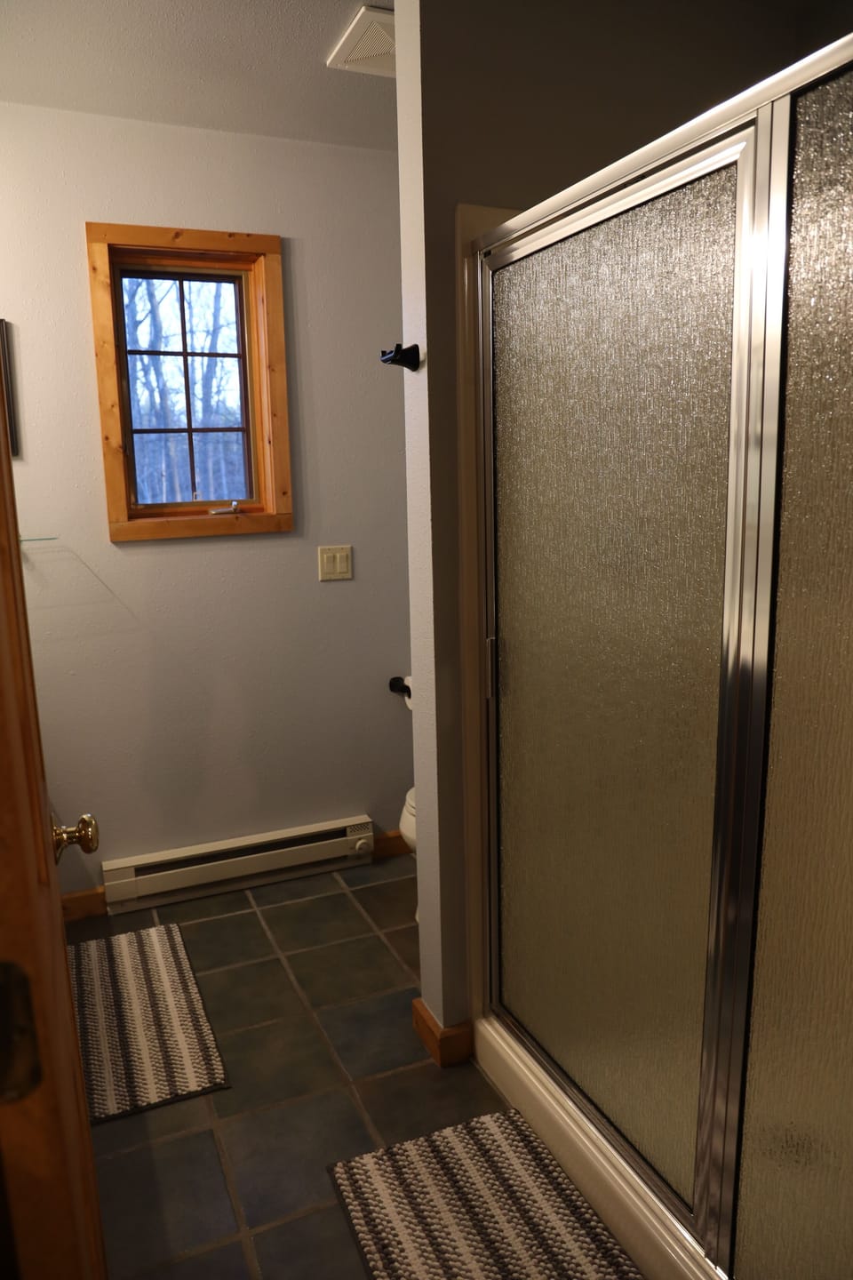 Upper-level full bathroom.