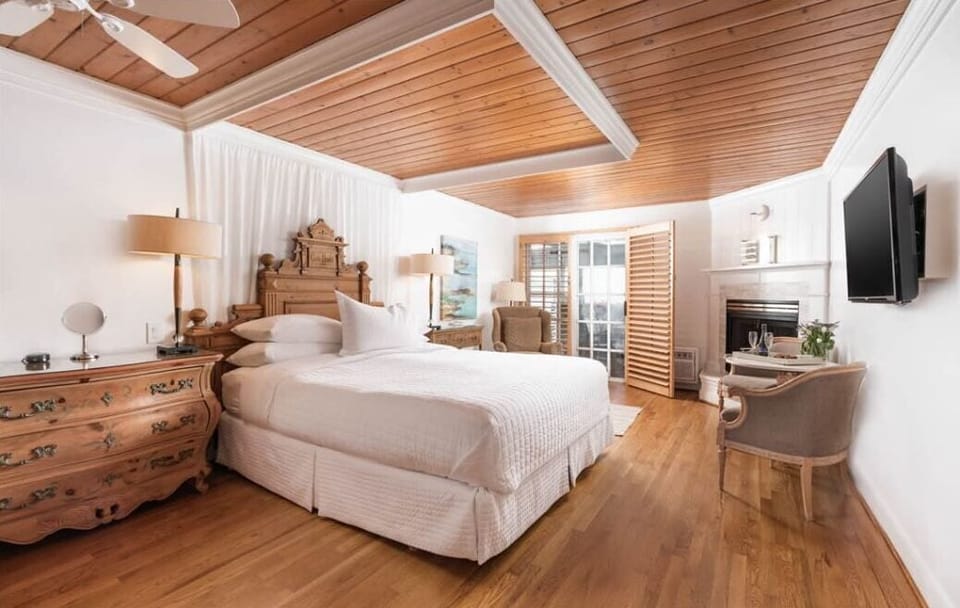 Room, 1 King Bed, Patio, Garden View | Premium bedding, down comforters, laptop workspace, iron/ironing board