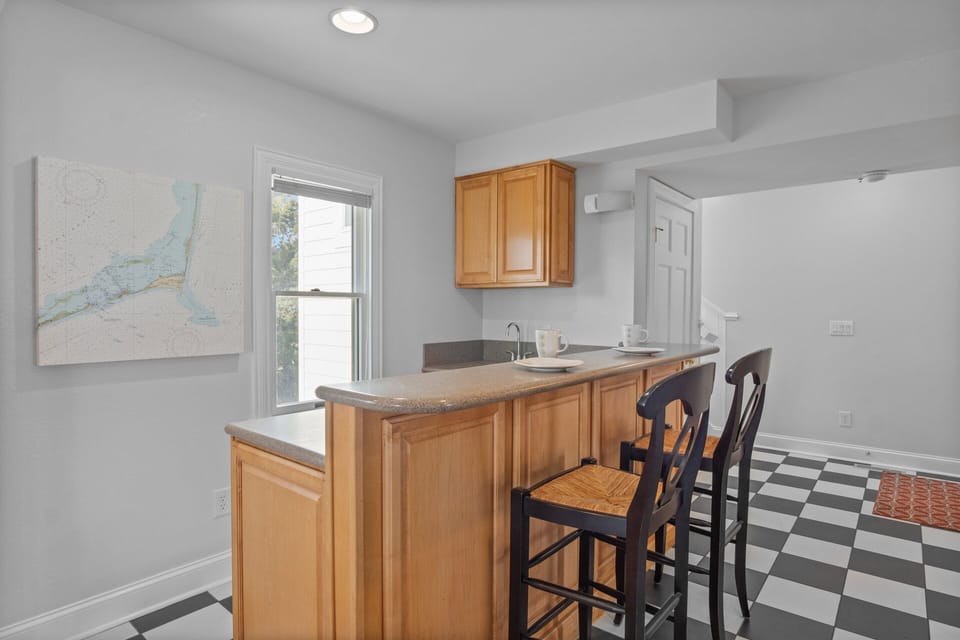 After working up an appetite, whip up a snack at the convenient wet bar with mini-fridge and icemaker.
