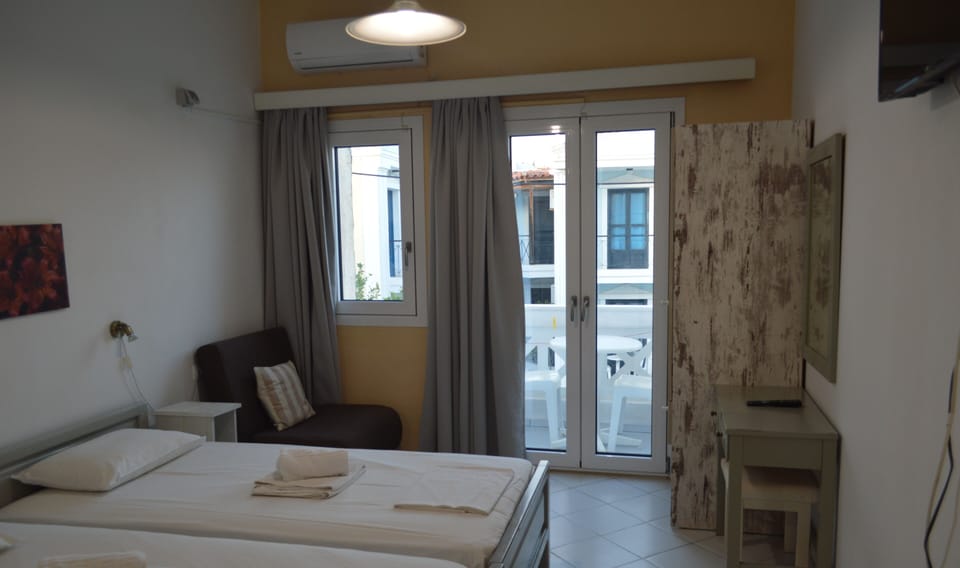 Studio, 1 Bedroom, Balcony | 1 bedroom, bed sheets