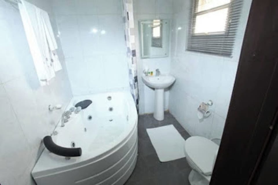 Room, 1 Bedroom, Accessible, Smoking | Bathroom | Free toiletries, towels