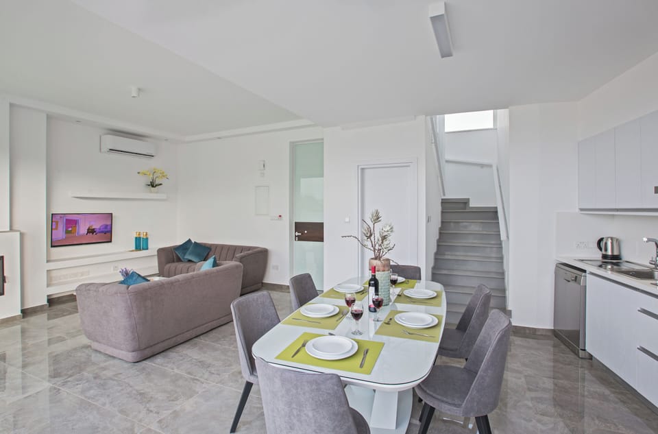 Villa, 2 Bedrooms, Smoking, Private Pool | Dining