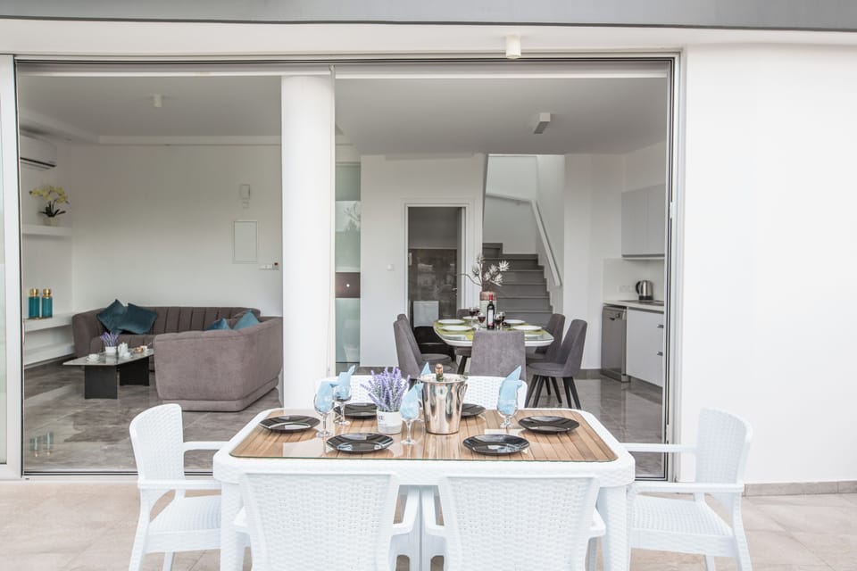 Villa, 2 Bedrooms, Smoking, Private Pool | Dining