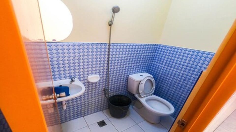 Shower, rainfall showerhead, free toiletries, bidet