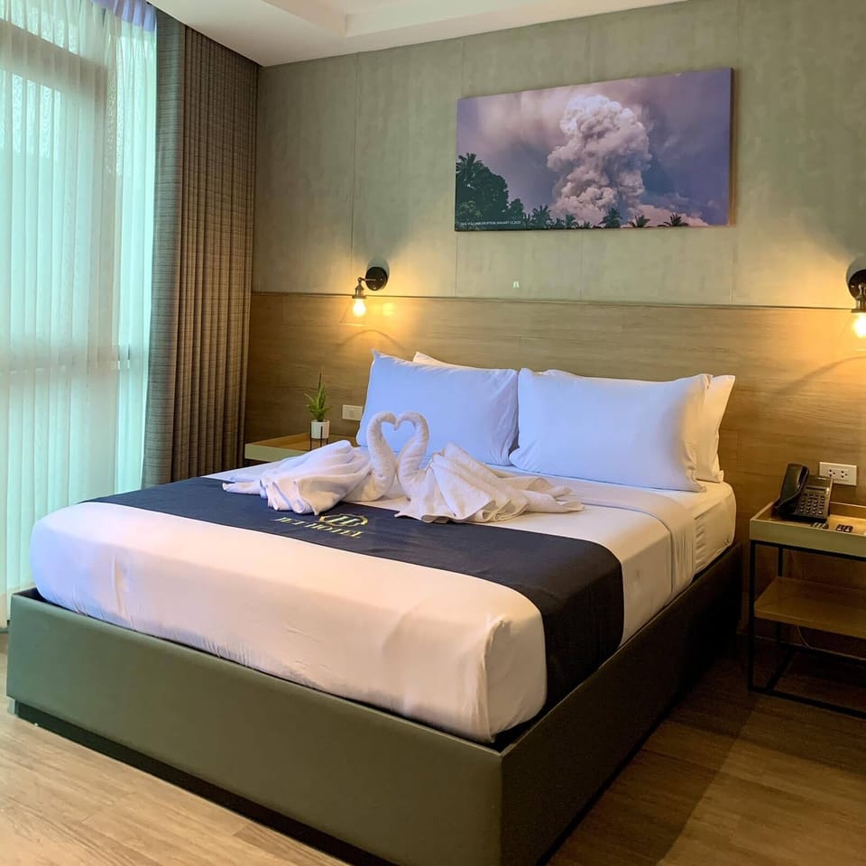 JET Black Suite | Memory foam beds, in-room safe, desk, laptop workspace