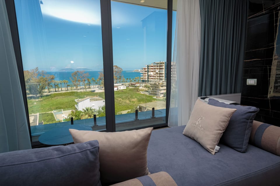 Suite, Hot Tub | Minibar, soundproofing, free WiFi, bed sheets