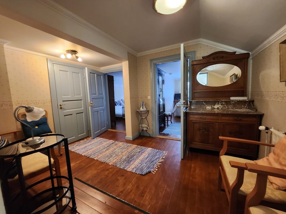 Family Room | Living area | 20-inch flat-screen TV with digital channels, TV