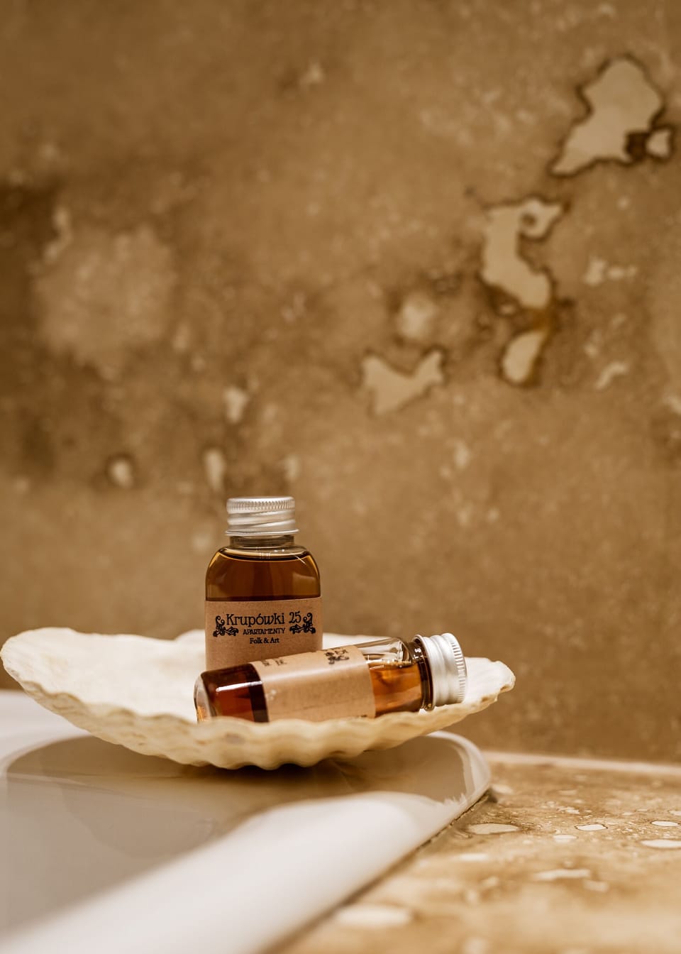 Deluxe Studio Suite | Bathroom | Shower, free toiletries, hair dryer, towels