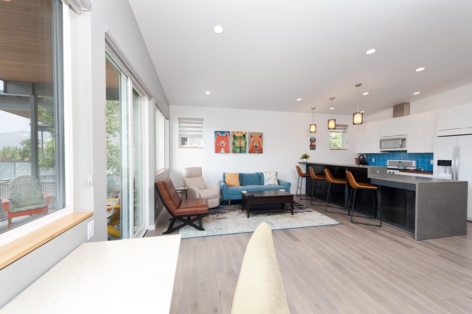 Durango, CO Vacation Rental Townhome - Durango, CO Vacation Rental Townhome

Living room with mountain views, large deck, and TV.