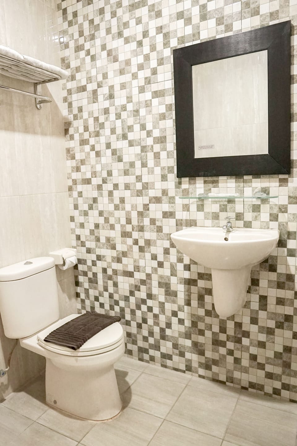 Shower, free toiletries, towels