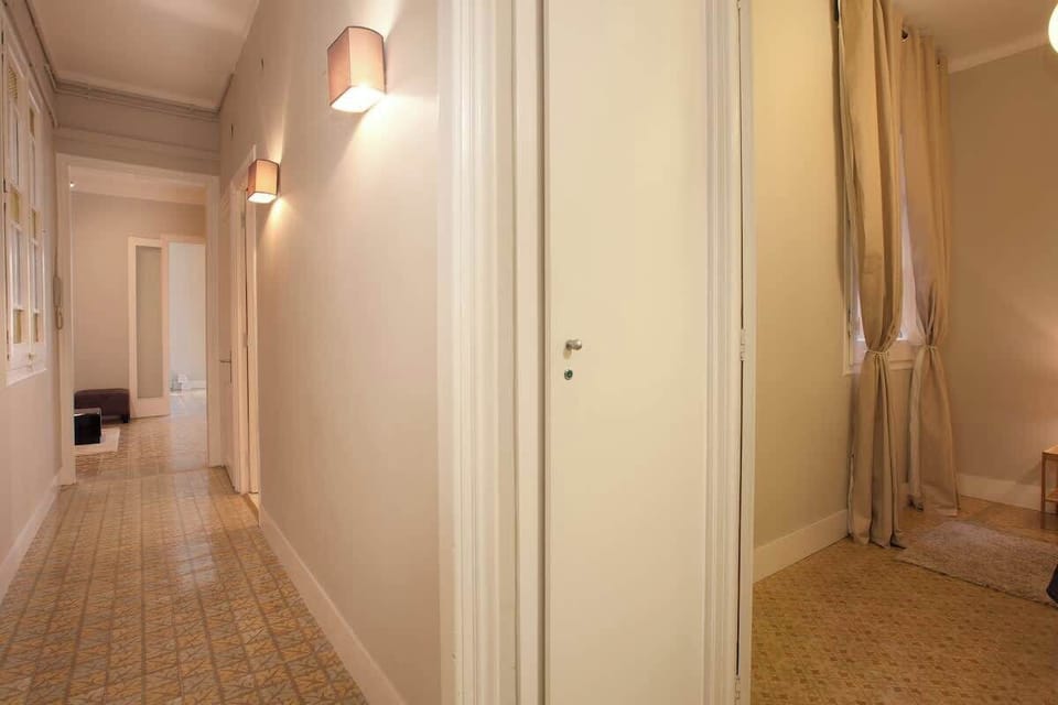 Behind the entrance is a first bedroom and a bright hallway to the rest of the apartment!