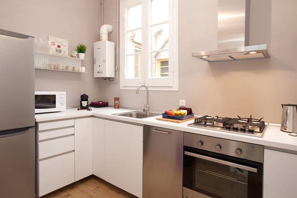 Before you leave the apartment to Enjoy Barcelona, you make yourself a nice breakfast in this fully equipped kitchen!