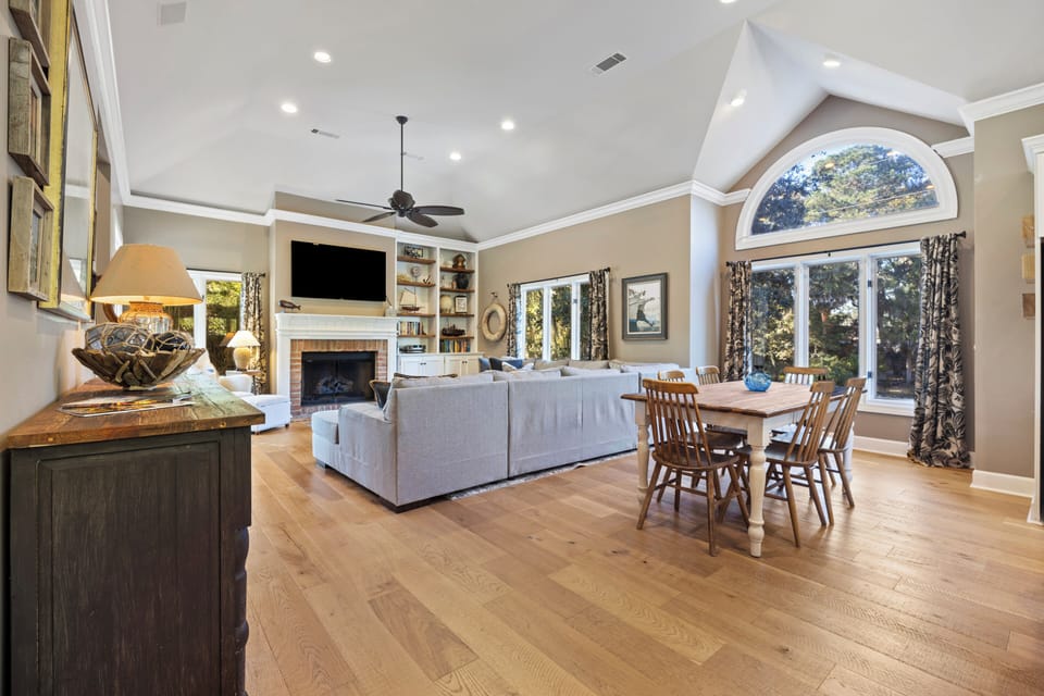 Second dining space & main living area - Second dining space & main living area