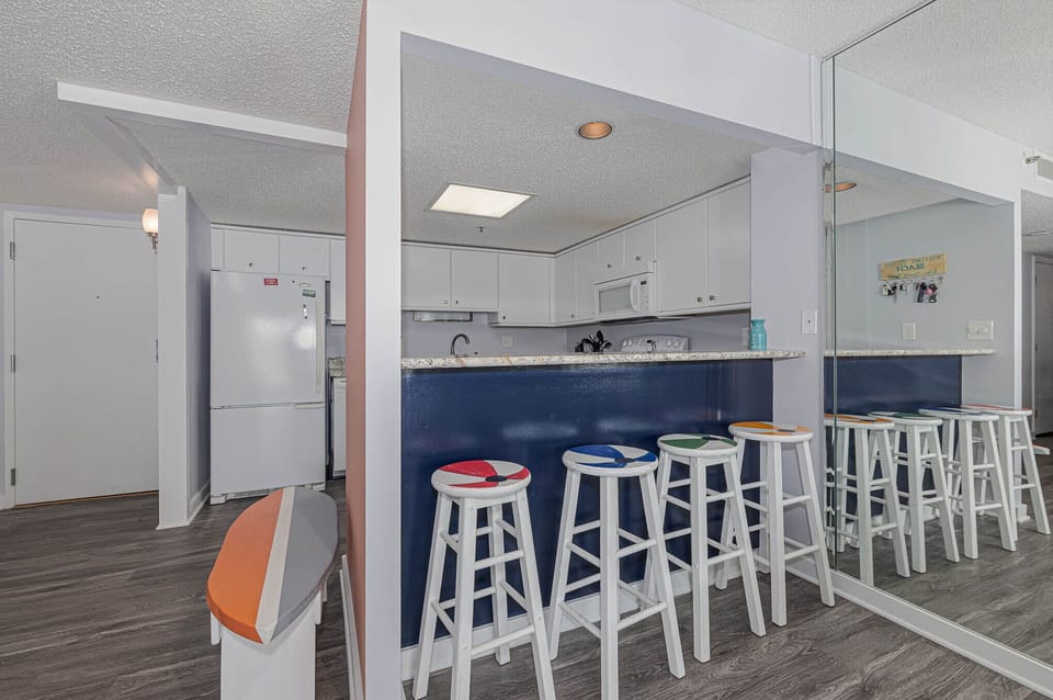 Kitchen - Seating for four at the bar.