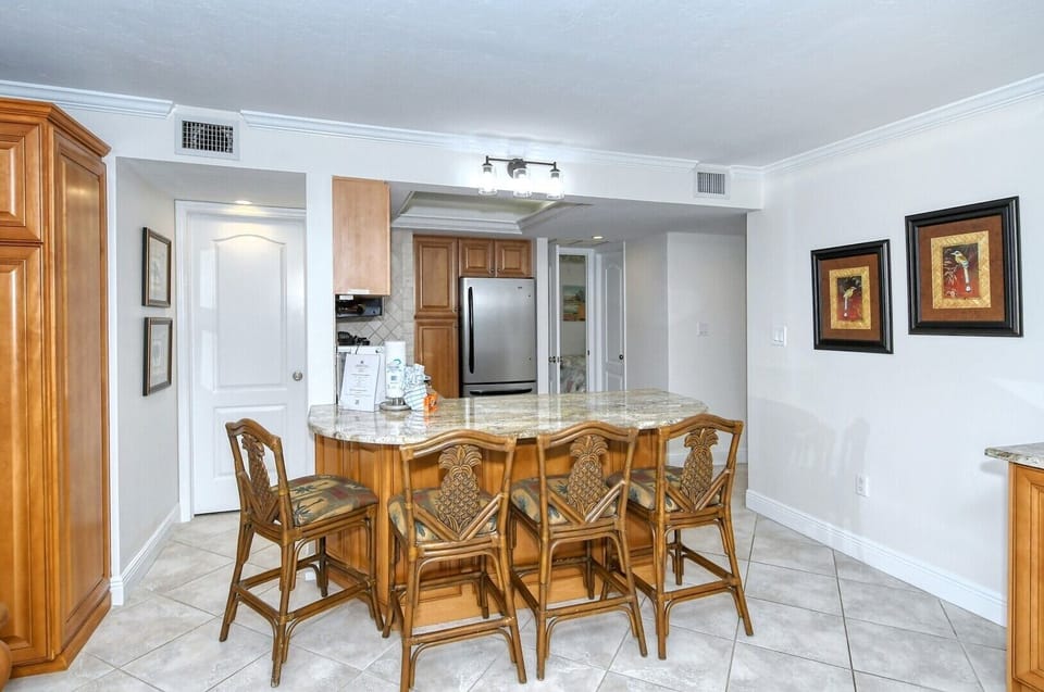 Seating for four around the breakfast bar