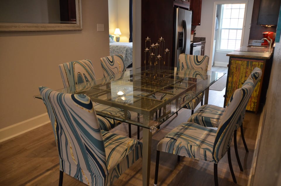 Dining room. Seating for 6.