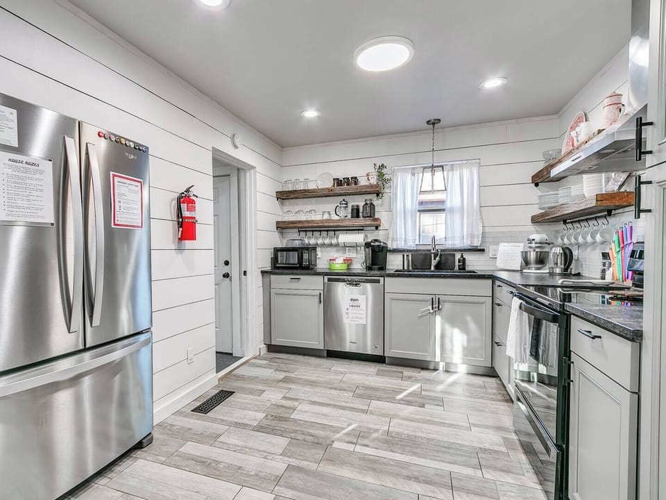 Simple, sleek, and fully stocked—this kitchen is just waiting for you to bring it to life.