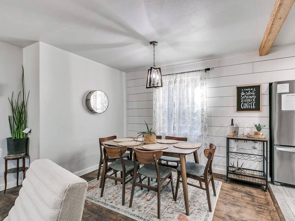 Family meals, card games, or planning tomorrow’s adventures? Do it all around this table.