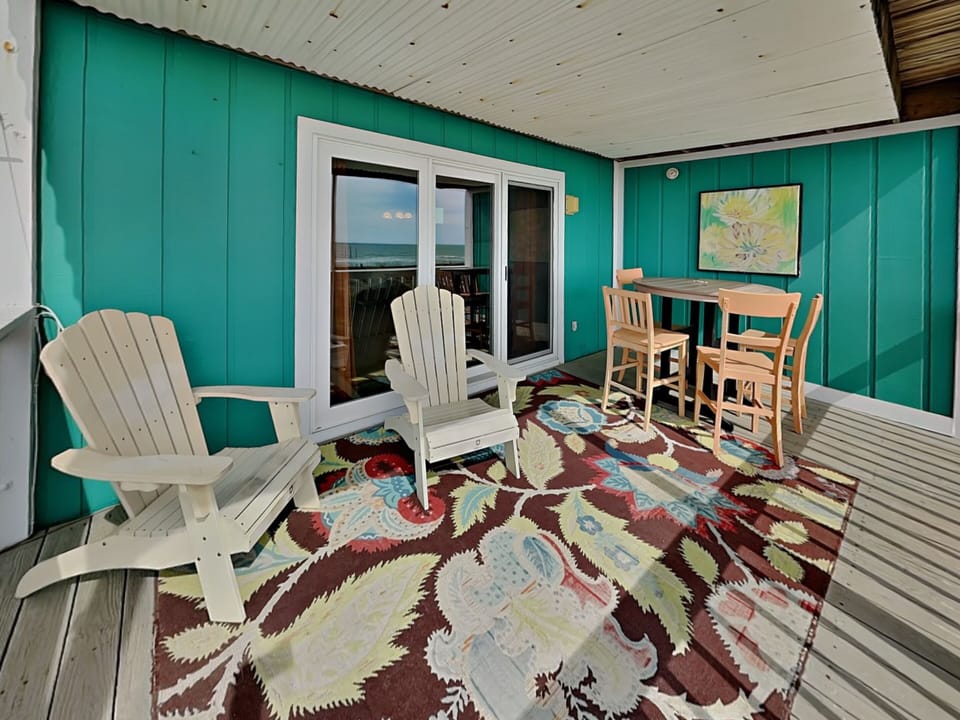 Beachfront Covered Balcony - Ocean Views