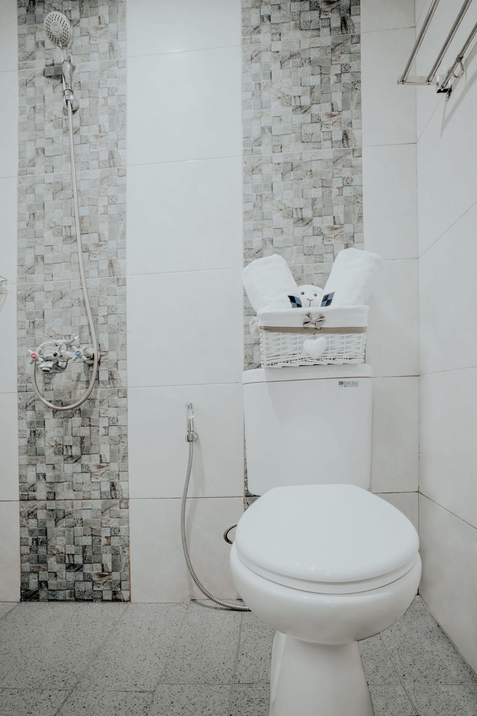 Deluxe Room | Bathroom | Shower, towels, soap, shampoo