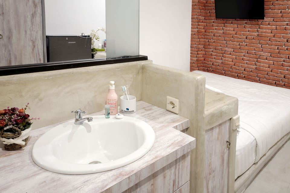 Deluxe Room | Bathroom | Shower, towels, soap, shampoo