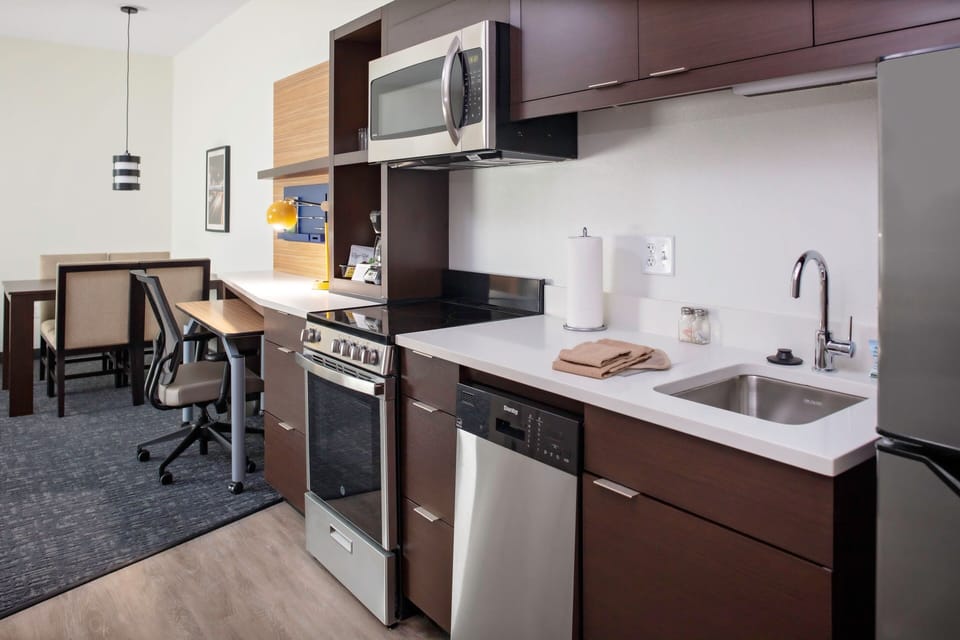 Fridge, microwave, stovetop, dishwasher