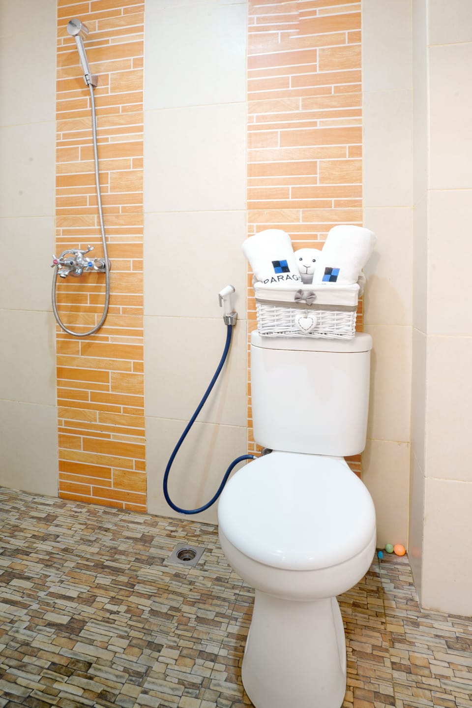 Deluxe Room | Bathroom | Shower, towels, soap, shampoo