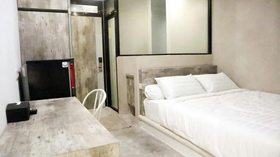 Desk, soundproofing, free WiFi, bed sheets