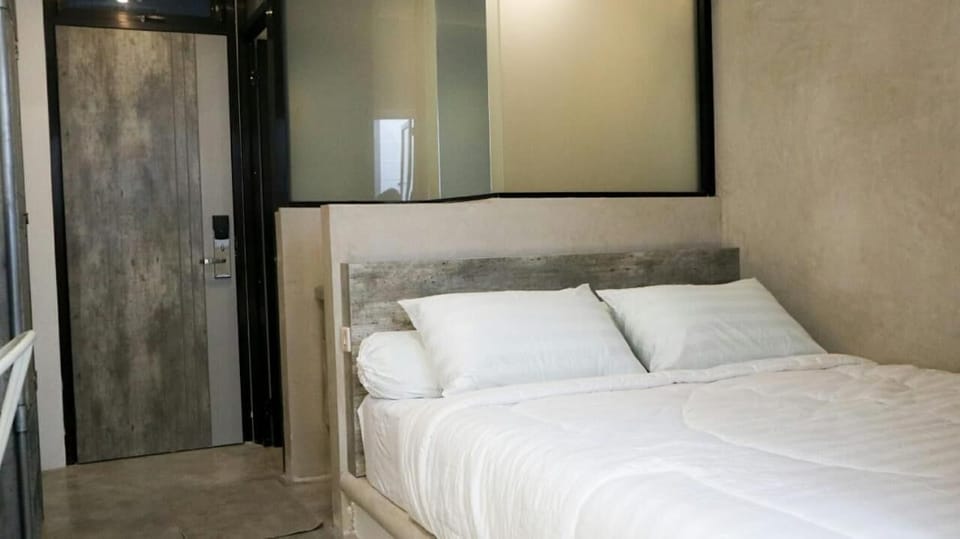 Desk, soundproofing, free WiFi, bed sheets